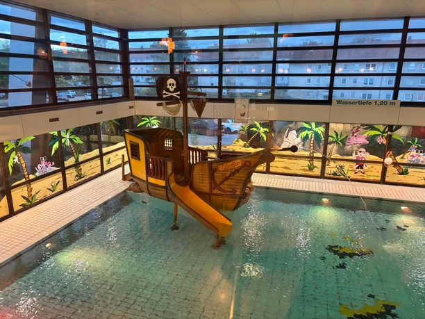 Piratenschiff mit Rutsche im Kinderbecken der Sehusa-Wasserwelt.