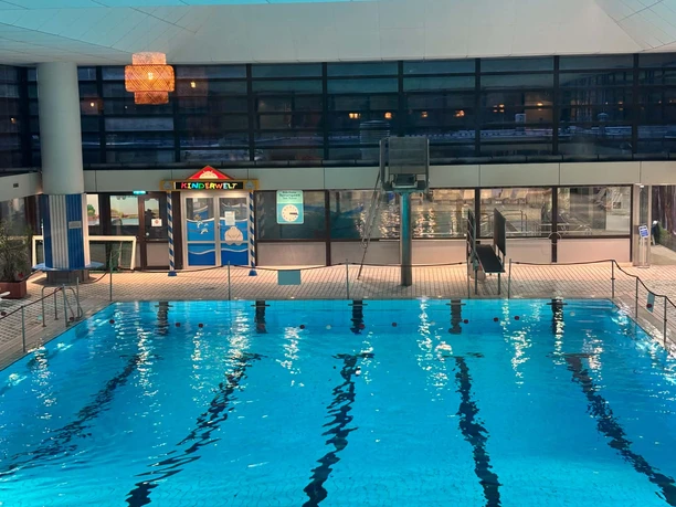 Sportbecken der Sehusa-Wasserwelt mit Sprungturm, dahinter Blick auf auf die Kinderwelt und das Solebecken.