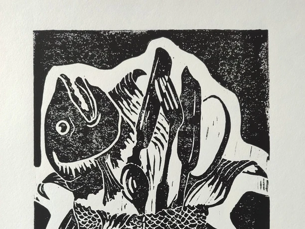 Kunstdruck Schwarz-weißer Kunstdruck mit Fischen, Besteck und abstrakten Formen.