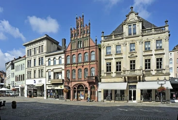 Innenstadt Minden Historische Gebäude in Mindens Innenstadt mit verzierten Fassaden und einem lebhaften Platz.