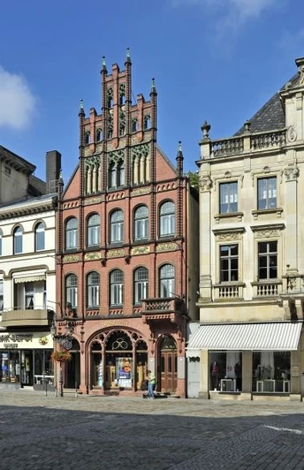 Innenstadt Minden Historische Gebäude in Mindens Innenstadt mit verzierten Fassaden und einem lebhaften Platz.