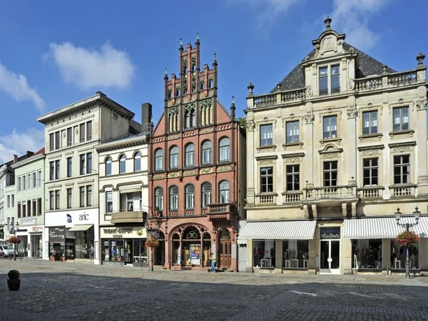 Innenstadt Minden Historische Gebäude in Mindens Innenstadt mit verzierten Fassaden und einem lebhaften Platz.