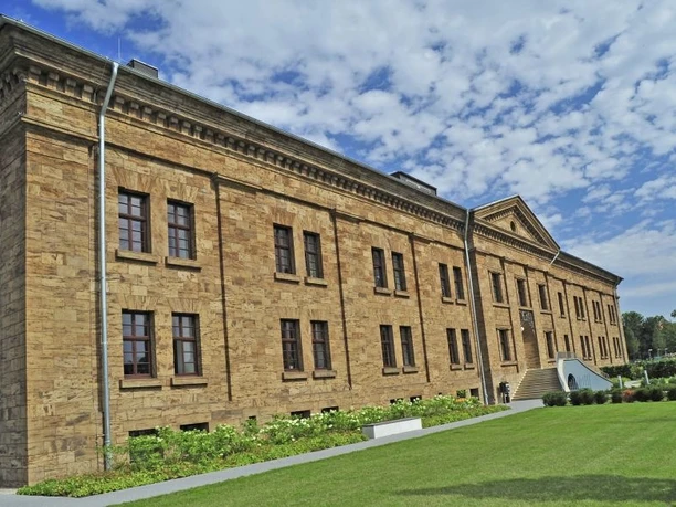 Schinkelbau in Minden - Ehemalige Klinik Historisches Sandsteingebäude, ehemals Klinik, mit symmetrischer Fassade und gepflegtem Vorgarten.