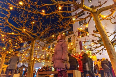 Sternewald Weihnachtsmarkt Döbeln - Weihnachten in der Region Leipzig Mädchen steht im Sternewald auf dem Döbelner Weihnachtsmarkt