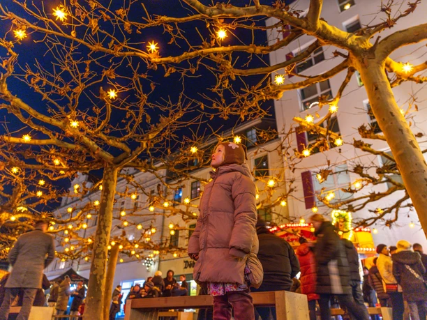 Sternewald Weihnachtsmarkt Döbeln - Weihnachten in der Region Leipzig Mädchen steht im Sternewald auf dem Döbelner Weihnachtsmarkt
