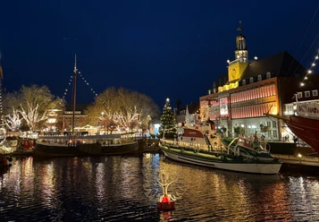 Engelkemarkt Emden.jpg Maritimer Engelkemarkt am Emder Ratsdelft mit Schiffen und beleuchtetem Rathaus.