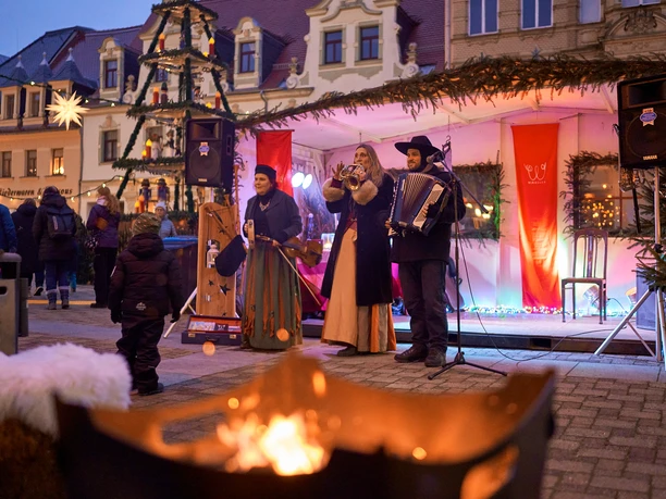 Sternewald Weihnachtsmarkt Döbeln - Weihnachten in der Region Leipzig Band Wirbeley an der Kleinen Bühne auf dem Weihnachtsmarkt Döbeln
