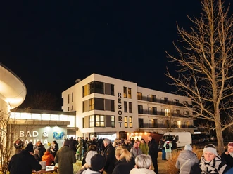 Weihnachtsmarkt vor dem Freizeitbad RIFF Auf dem Weihnachtsmarkt vor dem RIFF in Bad Lausick tummeln sich dich Besucher und genießen Speis und Trank.