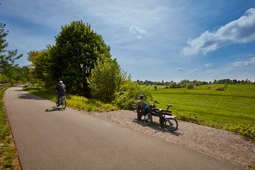 Panorama-Radweg Balkantrasse ©Patrick Gawandtka Panorama-Radweg Balkantrasse, flache Trasse, wenig Steigung, Pause in ländlicher Umgebung