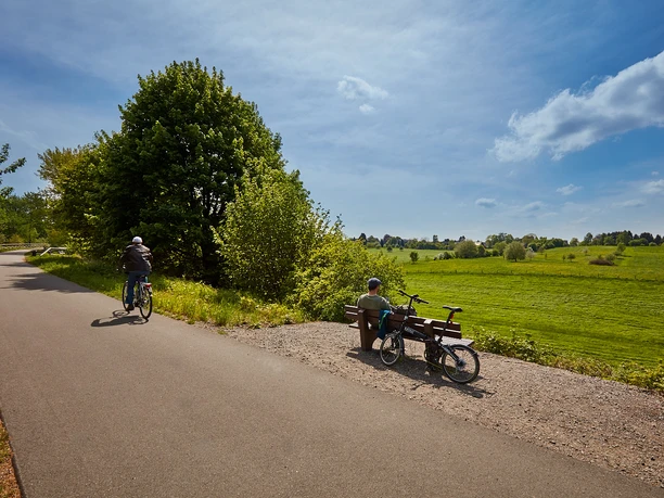 Panorama-Radweg Balkantrasse ©Patrick Gawandtka Panorama-Radweg Balkantrasse, flache Trasse, wenig Steigung, Pause in ländlicher Umgebung