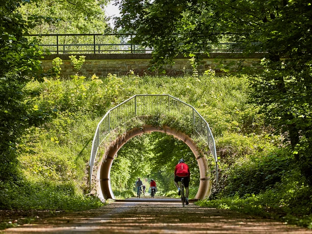 Panorama-Radweg Balkantrasse - Nähe Pattscheider Bahnhof©Patrick Gawandtka Panorama-Radweg Balkantrasse, Radfahrer in der Nähe des Pattscheider Bahnhofs