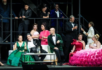 Giulia Montanari, Patrick Zielke, Christian Miedl, Claudia Rohrbach, Chor der Oper Köln Opernszene aus „Der Rosenkavalier“ mit festlich gekleidetem Ensemble und Sektgläsern