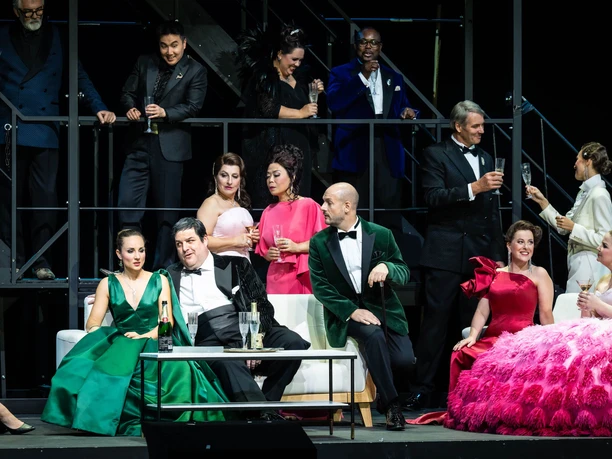 Giulia Montanari, Patrick Zielke, Christian Miedl, Claudia Rohrbach, Chor der Oper Köln Opernszene aus „Der Rosenkavalier“ mit festlich gekleidetem Ensemble und Sektgläsern