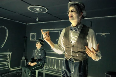 Uwe Schmieder, Frank Genser Zwei Schauspieler in Kostümen auf der dunklen Bühne von ENDSPIEL im Schauspiel Köln