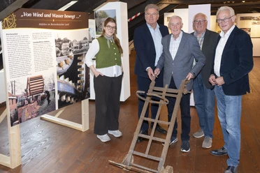 2026-10-07-BSB-Muehlen-02.jpg An der Ausstellungeröffnung „Mühlen im Bersenbrücker Land“ nahmen teil (von links): Kim Winkelmann (Museumsleitung), Kreisrat Matthias Selle, Franz Buitmann (Kreisheimatbund Bersenbrück), Bernd Zur-Lienen (Besitzer und Betreiber der Hasemühle) sowie Christian Klütsch (Bürgermeister Stadt Bersenbrück).