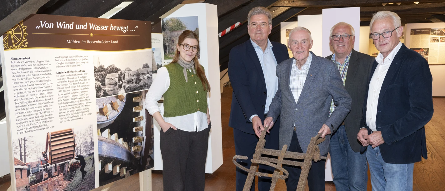2026-10-07-BSB-Muehlen-02.jpg An der Ausstellungeröffnung „Mühlen im Bersenbrücker Land“ nahmen teil (von links): Kim Winkelmann (Museumsleitung), Kreisrat Matthias Selle, Franz Buitmann (Kreisheimatbund Bersenbrück), Bernd Zur-Lienen (Besitzer und Betreiber der Hasemühle) sowie Christian Klütsch (Bürgermeister Stadt Bersenbrück).