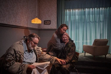 Andreas Beck, Anja Laïs, Paul Grill Theaterszene aus IMAGINE: Drei Personen in einem Wohnzimmer, eine tröstende Umarmung.