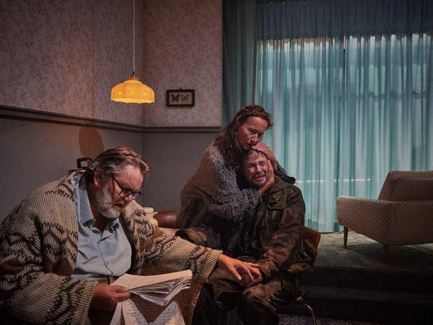 Andreas Beck, Anja Laïs, Paul Grill Theaterszene aus IMAGINE: Drei Personen in einem Wohnzimmer, eine tröstende Umarmung.