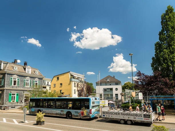 Bergischer FahrradBus <p>Busbahnhof in Hückeswagen mit wartendem Bergischem Fahrradbus und umgebenden Gebäuden.</p>