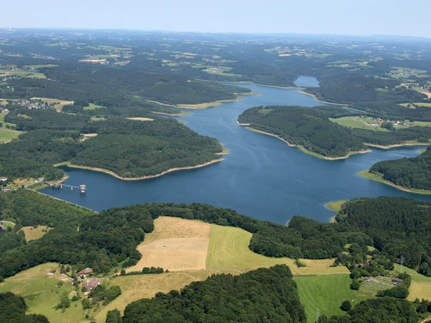 Große Dhünntalsperre Luftaufnahme des Hohenwarte Stausees mit umliegenden grünen Wäldern und Wiesen in Deutschland.