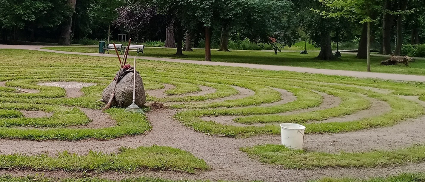 Rosenlabyrinth-Eingangsbereich.jpg Rosenlabyrinth-Eingangsbereich.jpg