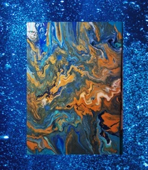 Acrylgießen mit Mirjam Dury Abstraktes Acrylgiessbild mit wirbelnden Blau- und Orangetönen auf blauem Glitzerhintergrund.