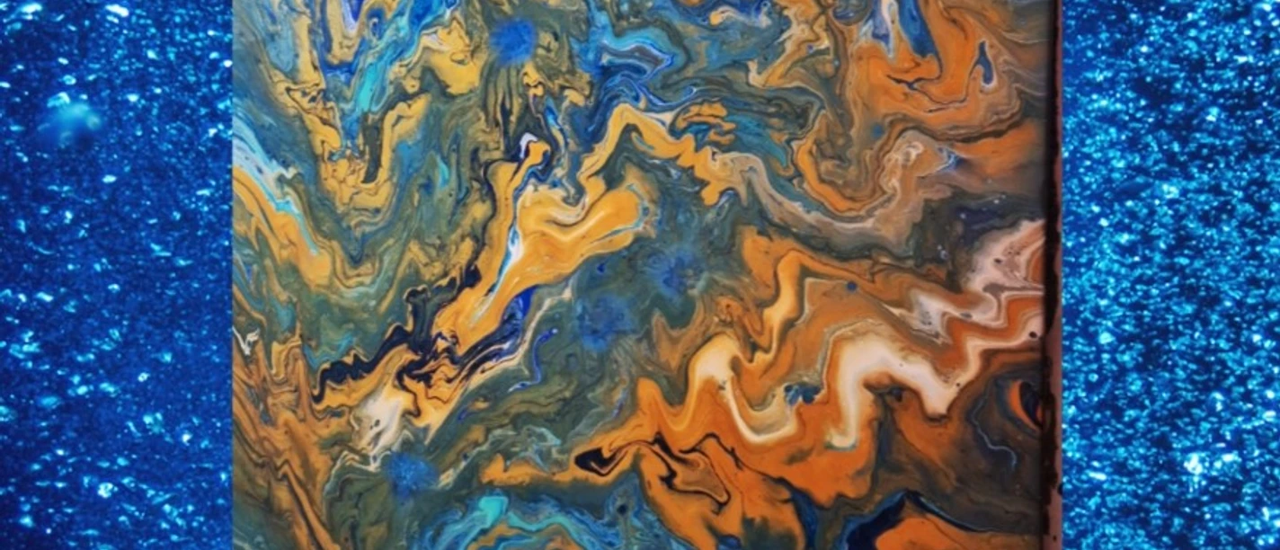 Acrylgießen mit Mirjam Dury Abstraktes Acrylgiessbild mit wirbelnden Blau- und Orangetönen auf blauem Glitzerhintergrund.