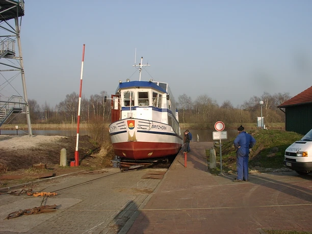 Slipanlage im Hafen Barßel mit MS Spitzhörn Slipanlage im Hafen Barßel mit MS Spitzhörn