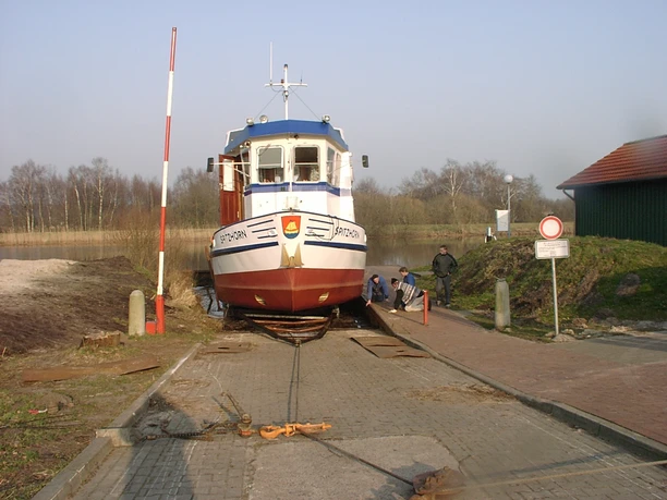 Slipanlage im Hafen Barßel mit MS Spitzhörn Slipanlage im Hafen Barßel mit MS Spitzhörn