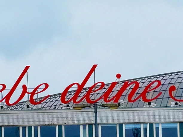 Liebe deine Stadt Roter Schriftzug Liebe deine Stadt auf einem Dach in Köln
