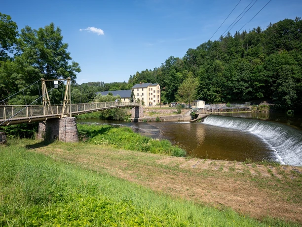 Hängebrücke mit Liebenhainer Mühle Hängebrücke mit Liebenhainer Mühle