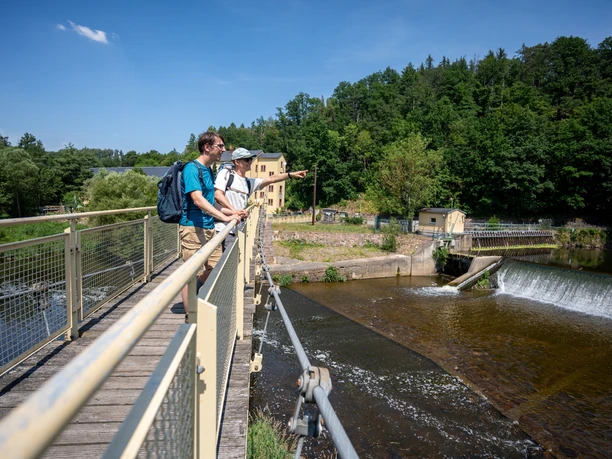 Hängebrücke Kockisch-Liebenhain - Blick auf das Wehr Hängebrücke Kockisch-Liebenhain - Blick auf das Wehr