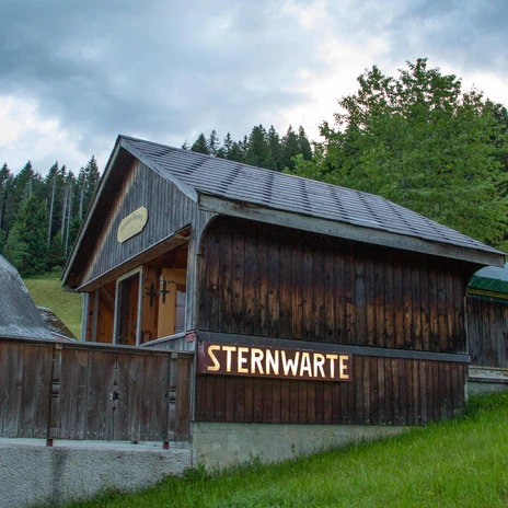 Das Dach der Sternwarte lässt sich zurückfahren © Sternwarte Oberberg Das Dach der Sternwarte lässt sich zurückfahren © Sternwarte Oberberg