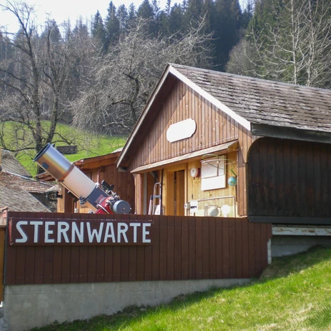 Die Sternwarte mit zurückgefahrenem Dach © Sternwarte Oberberg Die Sternwarte mit zurückgefahrenem Dach © Sternwarte Oberberg