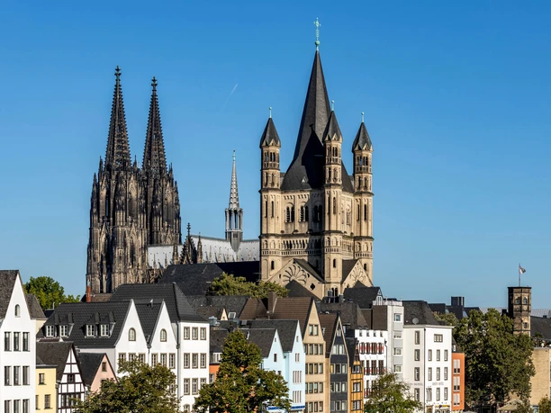 Altstadt Köln Kölner Dom und Groß St. Martin über den Häusern der Altstadt bei klarem Himmel