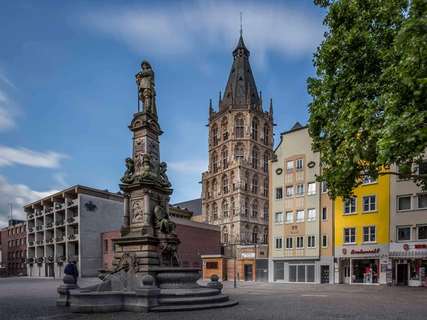 Alter Markt Köln Alter Markt in Köln mit Jan-von-Werth-Brunnen und historischem Rathausturm