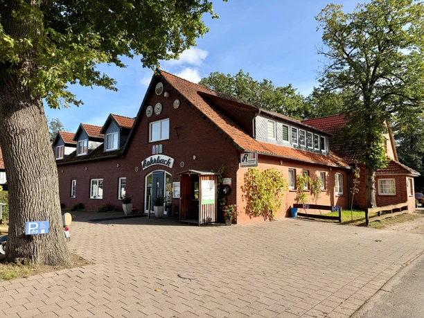 Gasthaus Rohrbach 1.jpg Gasthaus Zum Rohrbach mit roter Backsteinfassade und altem Baumbestand.