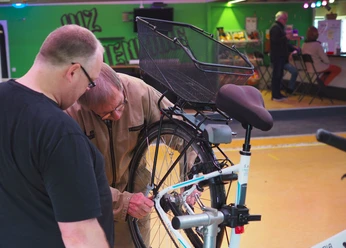 Reparatur weißes Fahrrad-komprimiert.jpg Fahrrad Repair Café Lauenburg