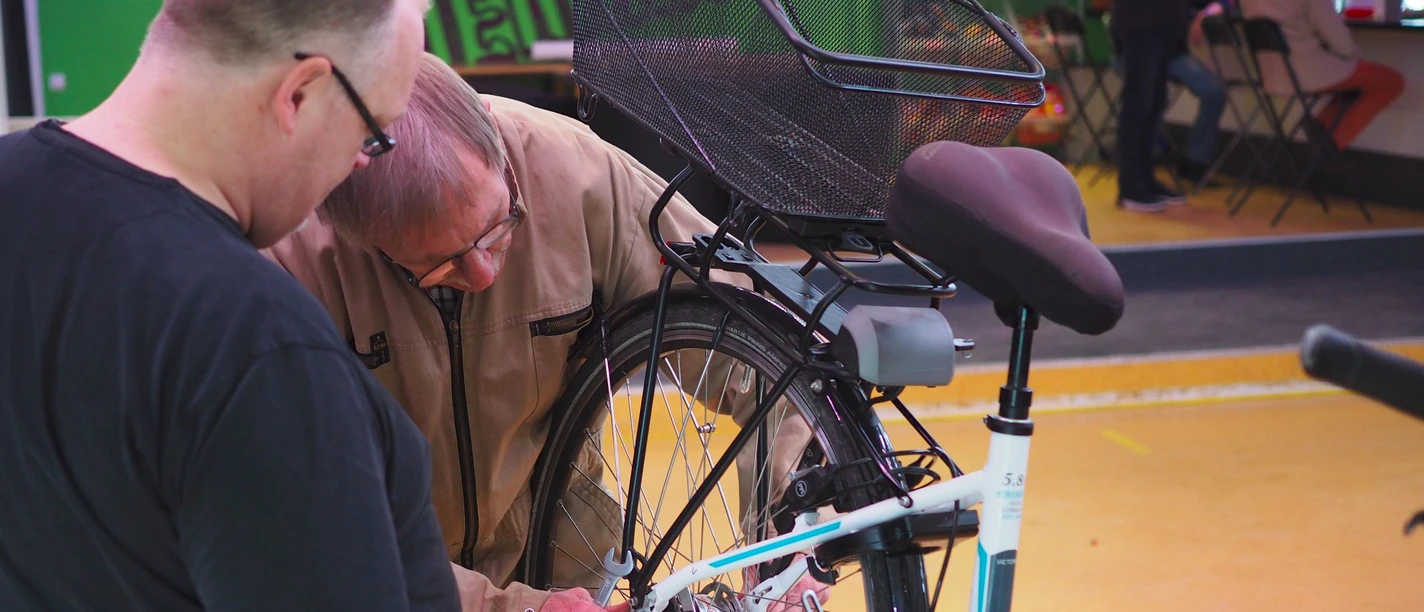 Reparatur weißes Fahrrad-komprimiert.jpg Fahrrad Repair Café Lauenburg