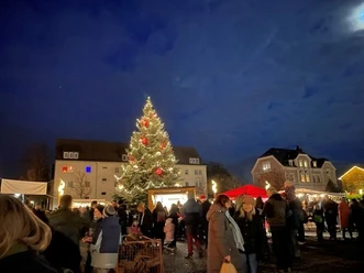 Weihnachtsmarkt Borsdorf Blick auf den Weihnachtsmarkt Borsdorf mit beleuchtetem Weihnachtsbaum