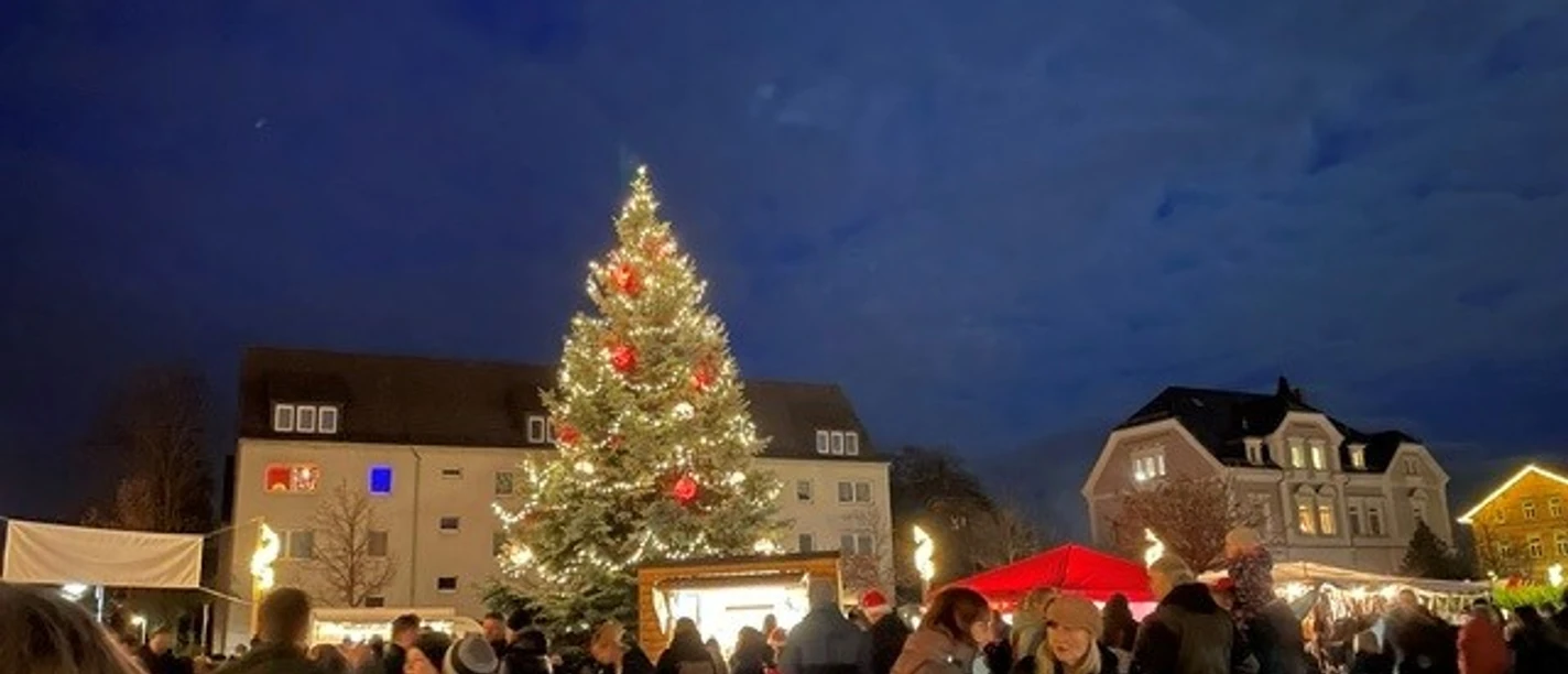 Weihnachtsmarkt Borsdorf Blick auf den Weihnachtsmarkt Borsdorf mit beleuchtetem Weihnachtsbaum