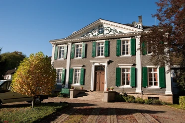 Pulvermuseum Villa Ohl in Ohl <p>Historisches Gebäude mit grünen Fensterläden und Entree in einer ruhigen, ländlichen Umgebung.</p>