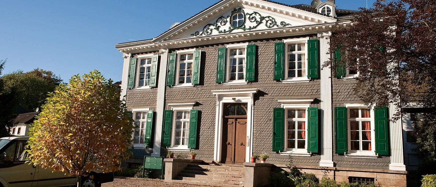 Pulvermuseum Villa Ohl in Ohl <p>Historisches Gebäude mit grünen Fensterläden und Entree in einer ruhigen, ländlichen Umgebung.</p>