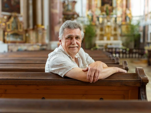 Ein Rokokojuwel - Kirchenführung durch die Frauenkirche Stadtführer in Kirchenbank vor dem Rokokoaltar der Frauenkirche Günzburg