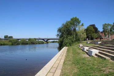 Allerpark Verden Treppenstufen am Allerufer im Allerpark Verden, mit Flussblick und Brücke.