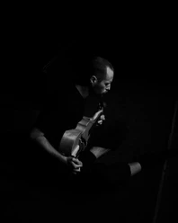 Michal Man sieht einen Musiker mit einer Gitarre