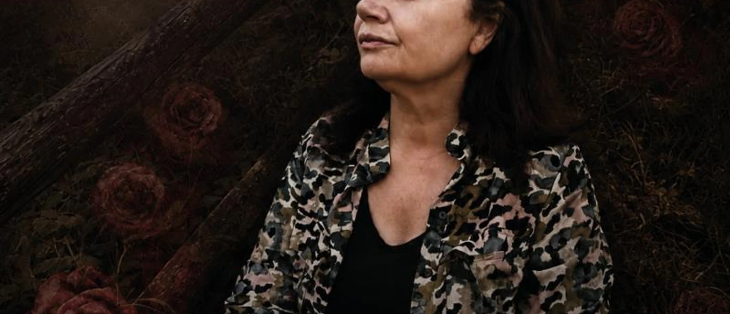Rose Titel mit Schrift Man sieht eine Frau, die nachdenklich schaut