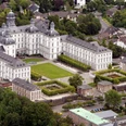 Schloss Bensberg <p>Schloss Bensberg aus der Luft: barockes Gebäude mit symmetrischem Garten, umgeben von grüner Landschaft.</p>