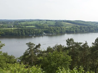 Baldeneysee <p>Blick auf den Baldeneysee in Essen, umgeben von grünen Hügeln und Waldlandschaft im Hintergrund.</p>