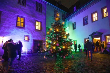 Weihnachtsmarkt Schloss Frohburg Blick auf den Schlosshof mit dem geschmückten Tannenbaum in der Mitte
